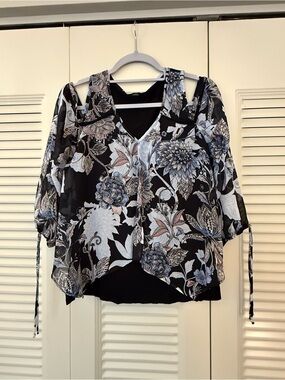 Floral Cold-Shoulder V-Neck Blouse in Black and White